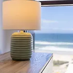 Waterfront 3-Br In The Heart Of The Gold Coast