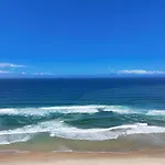 Waterfront 3-Br In The Heart Of The Gold Coast
