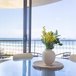 Waterfront 3-Br In The Heart Of The Gold Coast