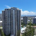Waterfront 3-Br In The Heart Of The Gold Coast